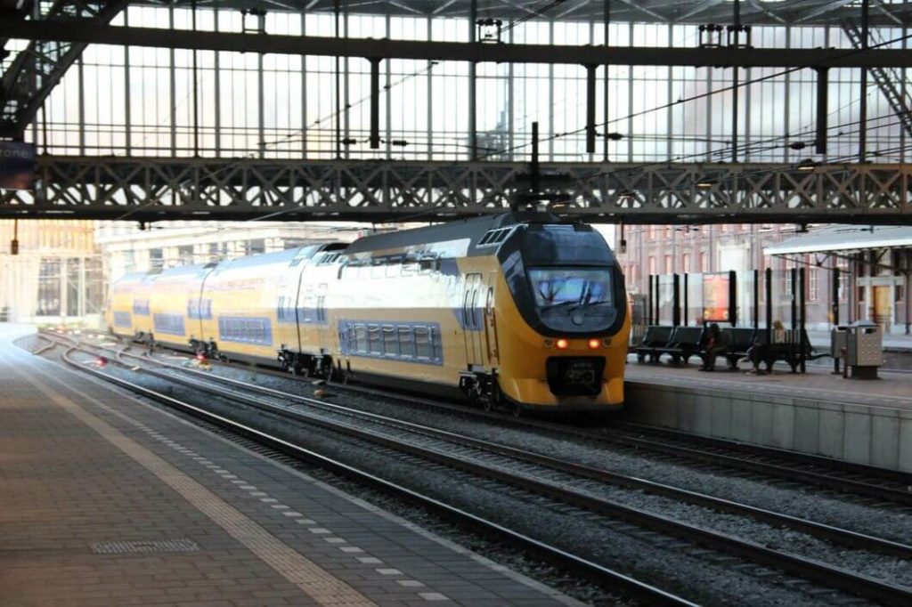 best way to carry cash when traveling