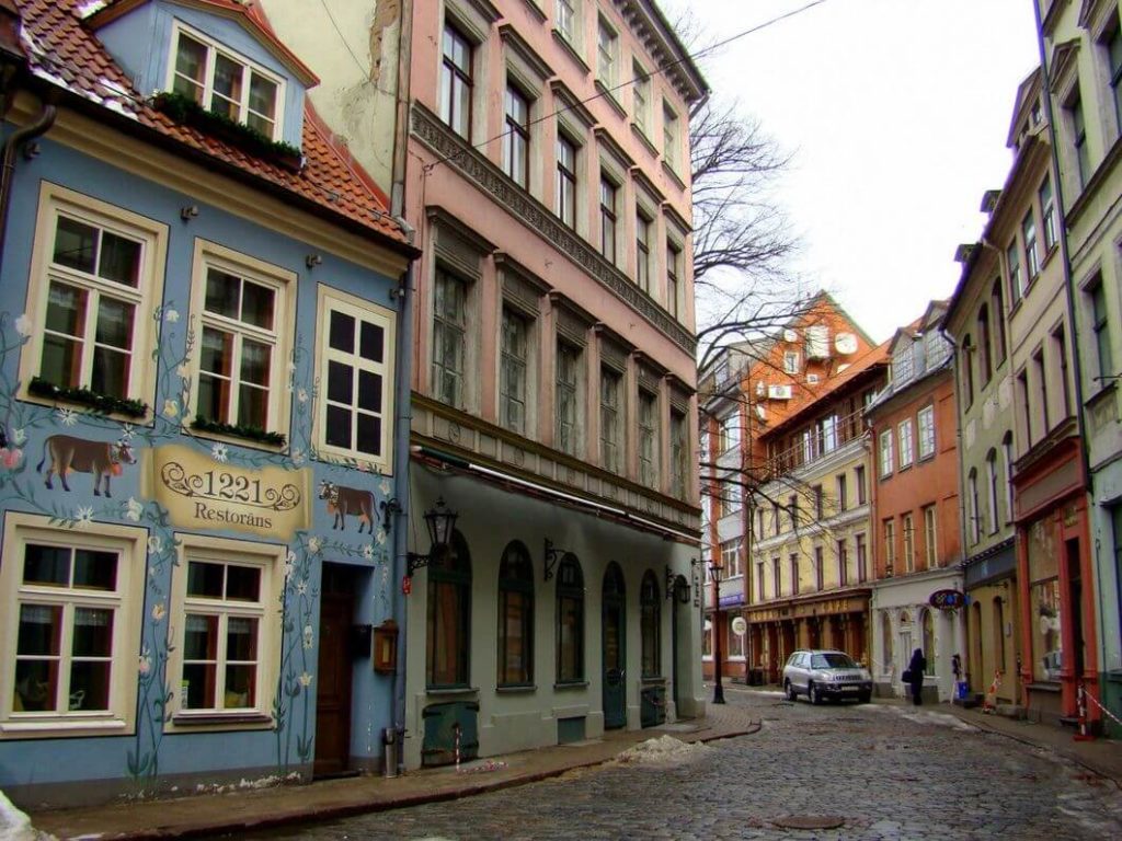 how to stay safe while traveling in europe